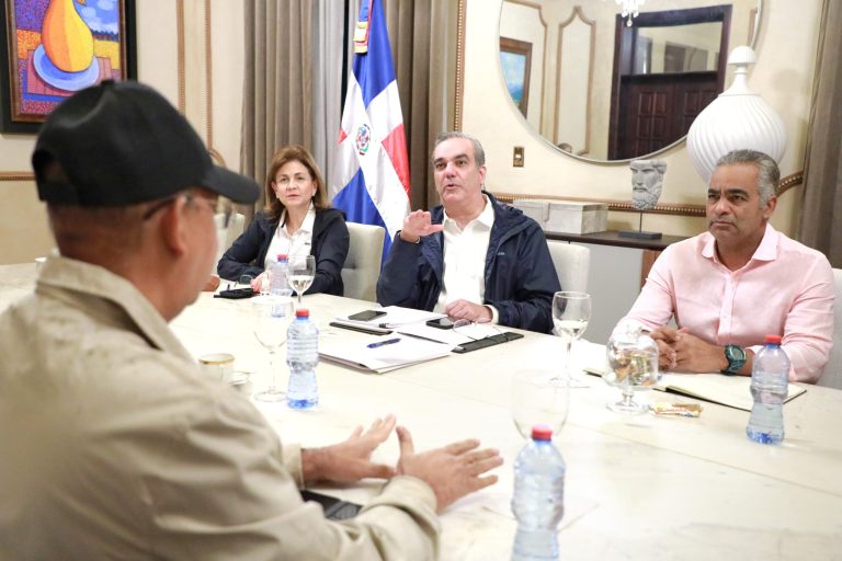 Presidente suspende labores este domingo y declara emergencia compras para damnificados