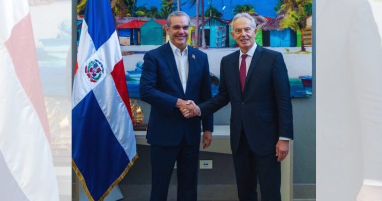 Ex primer ministro británico, Tony Blair, se reúne con el presidente Abinader