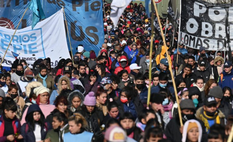 Miles protestan en Argentina contra los ajustes económicos del presidente Milei