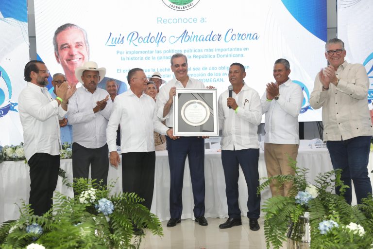 Productores de Leche del País entregan reconocimiento al presidente Abinader por implementar las políticas públicas más importantes en la historia de la ganadería