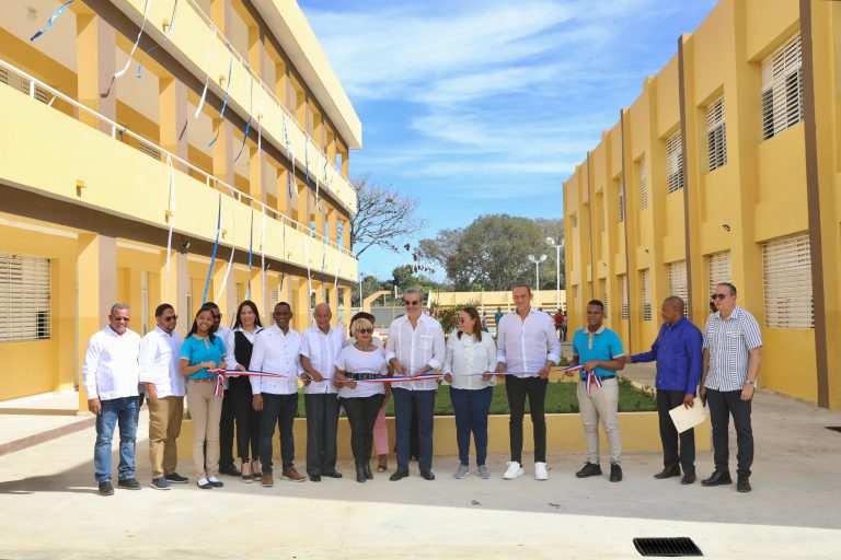 Presidente Abinader inaugura Liceo jornada extendida de 27 aulas que beneficiará más de mil estudiantes