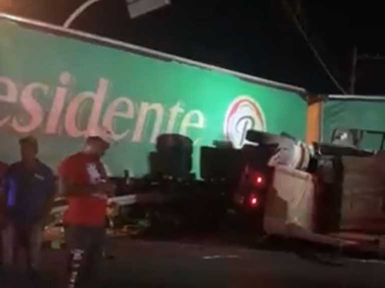 Se registra accidente entre dos camiones en la Avenida Luperón