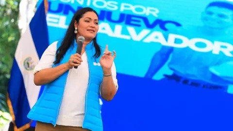 Congreso de El Salvador escoge a la secretaria de Bukele para ocupar la Presidencia interinamente