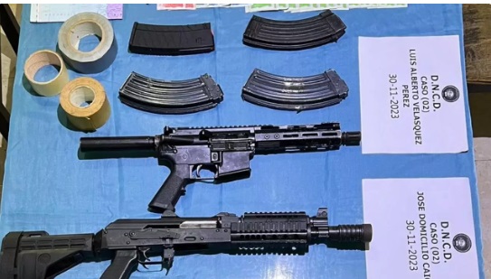 MP y DNCD apresan extranjeros con fusiles de asalto y municiones