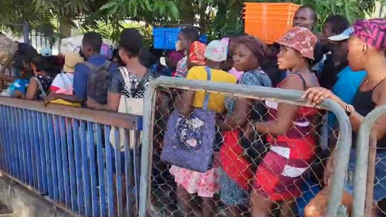 Cientos de haitianos acuden al mercado binacional tres meses después de suspensión