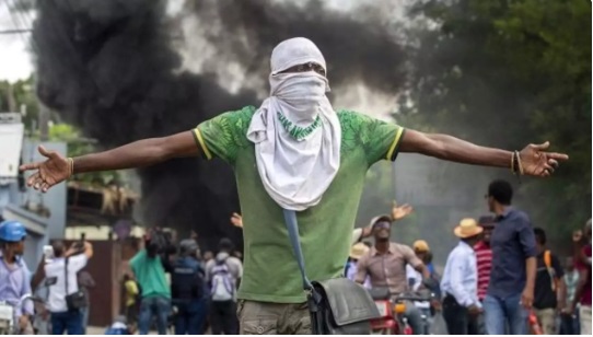 Pandillas incendian viviendas y enfrentan a Policía en zona Haití
