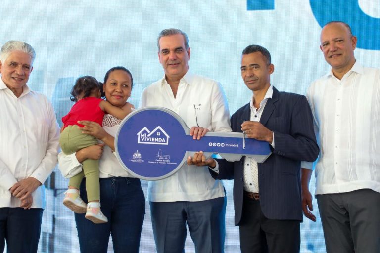 Presidente Abinader entrega más de 400 nuevos apartamentos del Plan Mi Vivienda en Santiago