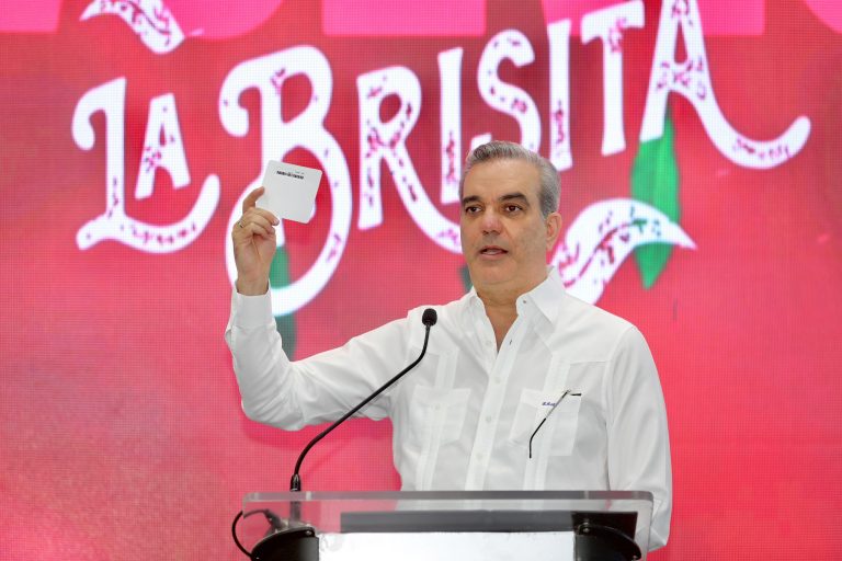 Presidente Abinader anuncia 2.5 millones de dominicanos se beneficiarán con la entrega bonos navideños