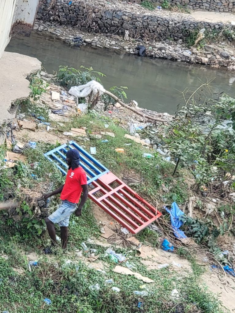 Haitianos tiran al río Masacre la puerta de Juana Méndez