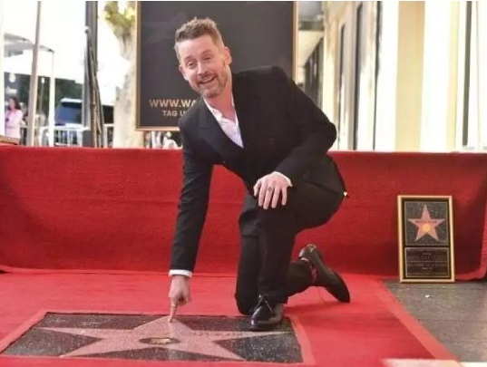 Macaulay Culkin, de ‘Home Alone’, recibe estrella en Paseo de la Fama de Hollywood