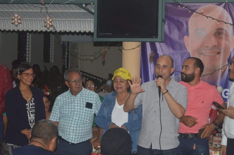 PLD juramenta a cientos de miembros del PRM en Guayabal y en el municipio cabecera de Azua|