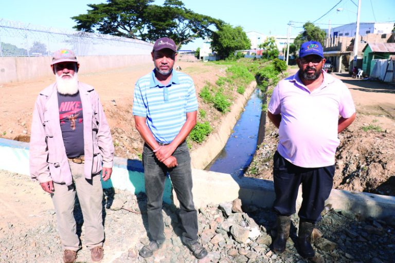 Productores de arroz temen desaparecer por construcción de canal en Haití