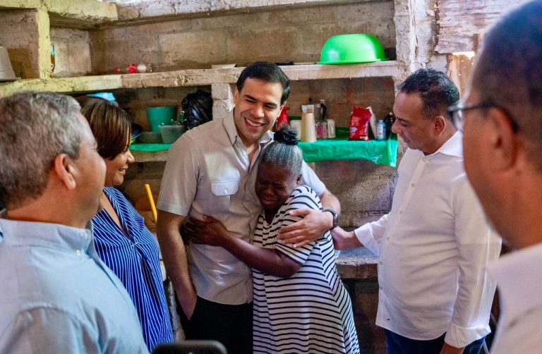 Roberto Ángel supervisa reparación de viviendas y entrega de enseres a familias de La Colorada en Monte Plata