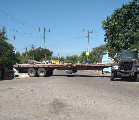 Camioneros haitianos bloquean calles en Juana Méndez por abuso de autoridad en Haití