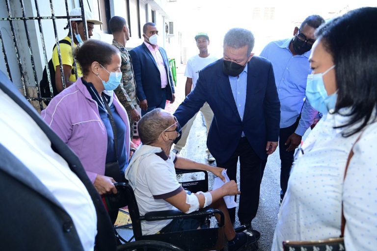 Video- Leonel visita hospital Salvador B. Gautier y confirma el abandono en el que Abinader tiene los centros de salud