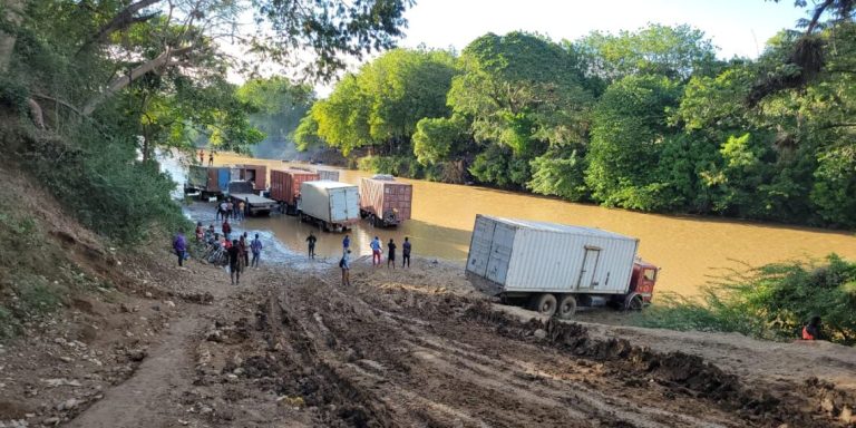 Haitianos desafían las aguas del río Artibonito en intento por abastecerse de comida  en Elías Piña
