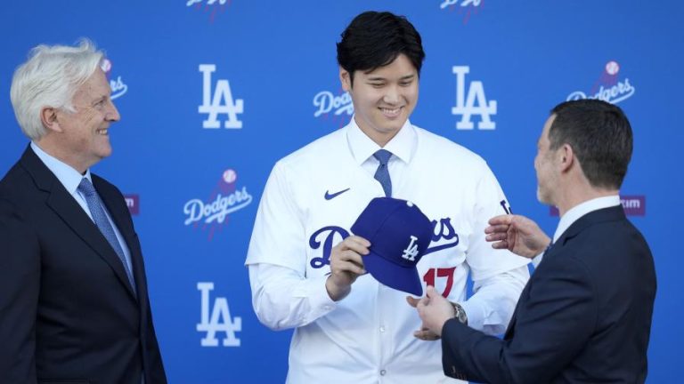 Ohtani es presentado por los Dodgers de Los Angeles