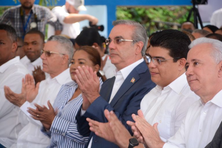 Presidente Luis Abinader junto a Fellito Suberví entrega saneada cañada Cachón Oeste en Santo Domingo Este