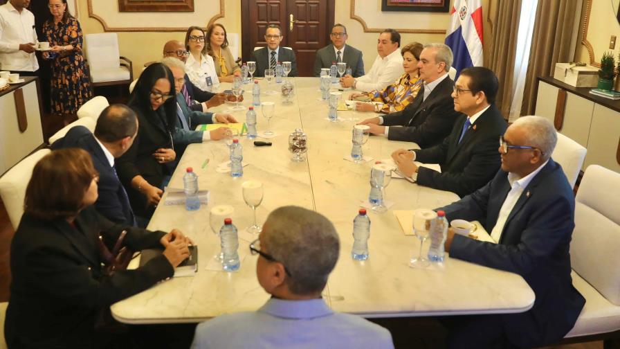 Abinader promete a médicos responder a sus demandas sobre seguridad social y ajuste salarial