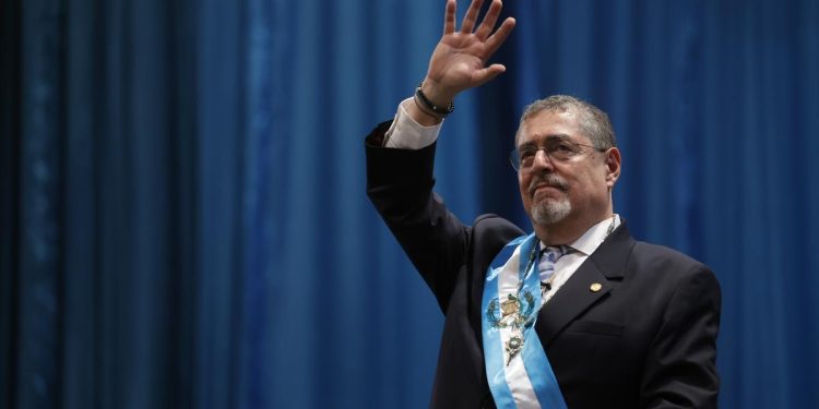 Tras disputas juramentan esta madrugada a Bernardo Arévalo como presidente de Guatemala
