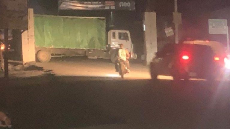 Camioneros y sindicatos bloquean salida de Puerto Príncipe en protesta contra Guy Philippe