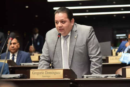 Recesan audiencia contra diputado de Santiago, acusado de golpear a extranjera