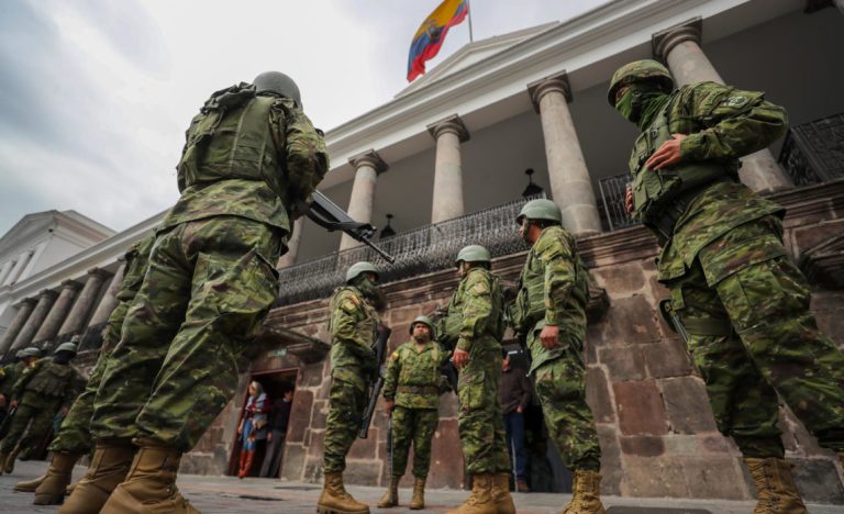 Presidente de Ecuador ordena operativos militares para neutralizar grupos criminales