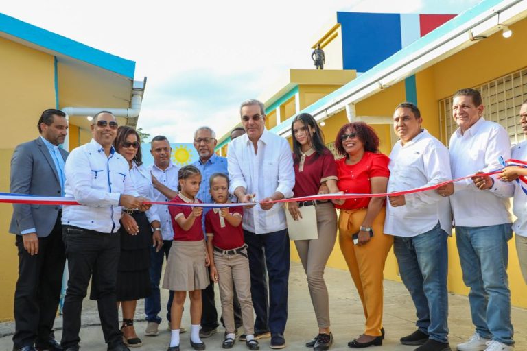 Presidente Abinader inaugura 7 obras en Monseñor Nouel y La Vega