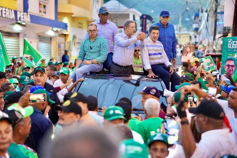 Leonel Fernández encabeza gran marcha caravana en La Vega