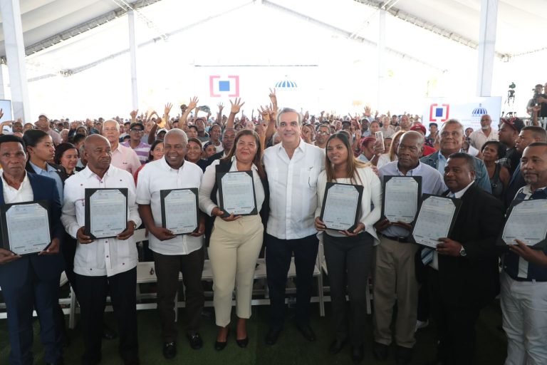 Presidente Abinader entrega 3100 títulos de propiedad a residentes del Tamarindo primero