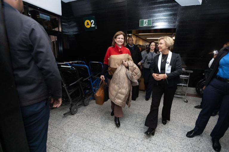 Vicepresidenta regresa al país luego de concluir agenda en Davos, Suiza