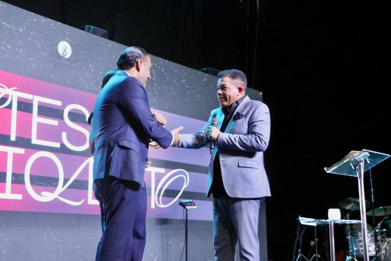 Pastor Santiago Ponciano bendice a Luis Alberto y afirma «que es un hombre sincero»