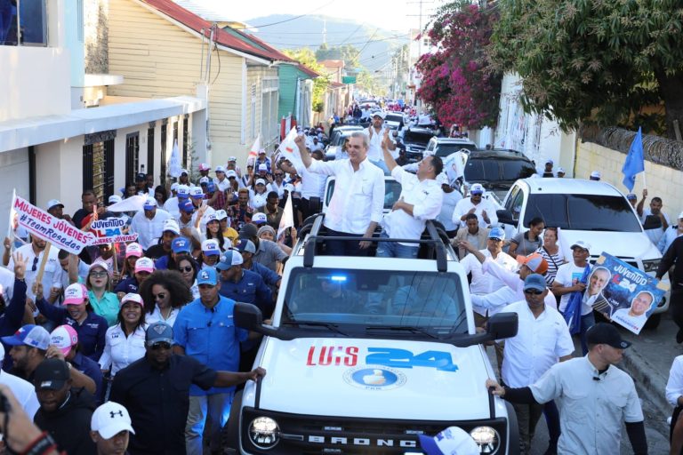 Luis Abinader encabezó multitudinaria caravana con candidatos municipales de Sabana Larga y San José de Ocoa