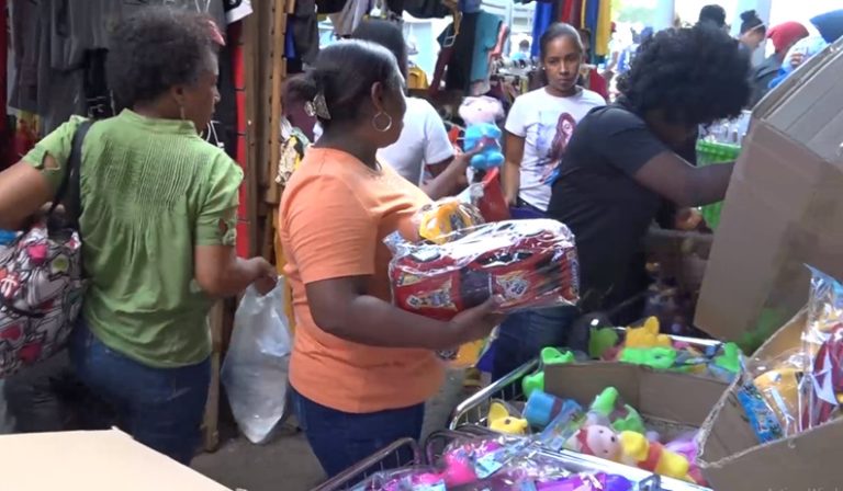 Padres y madres acuden a comprar juguetes para sus hijos por el Día de Reyes