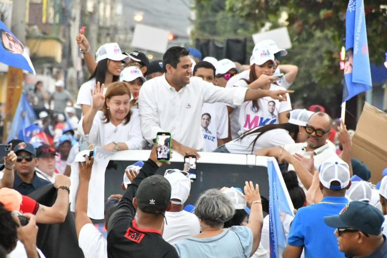 Kelvin Cruz encabeza multitudinaria caravana en La Vega