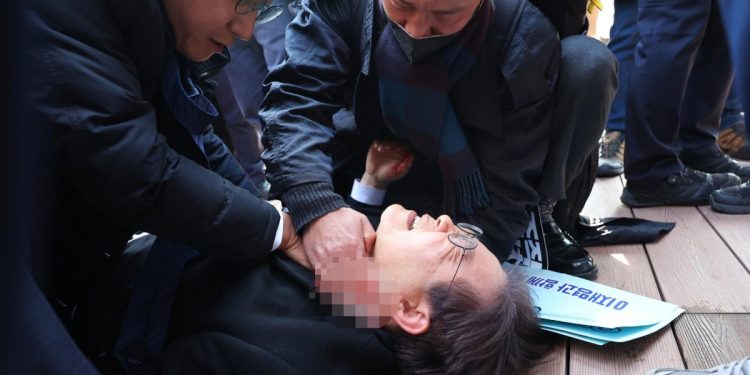 Apuñalan en el cuello al líder de la oposición de Corea del Sur, Lee Jae-myung
