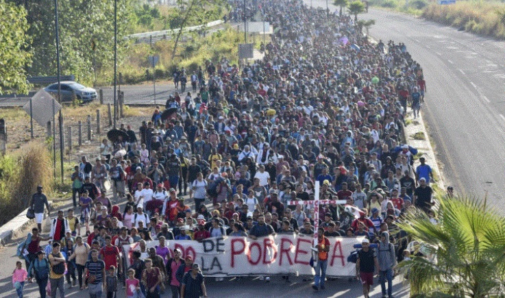 México disuelve caravana de migrantes que iba hacia Estados Unidos