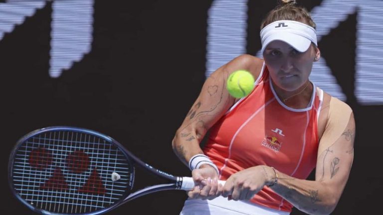 La campeona de Wimbledon Marketa Vondrousova queda fuera en primera ronda del Abierto de Australia