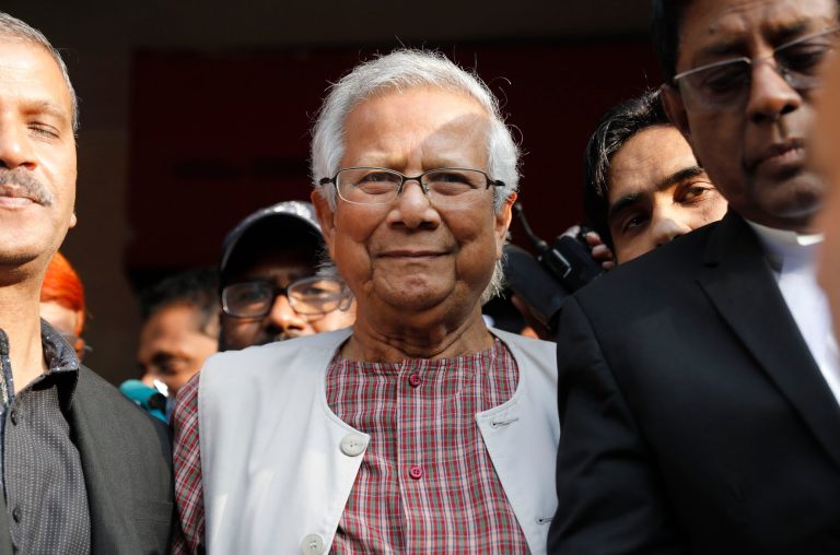 Premio Nobel de la Paz Muhammad Yunus, condenado a la cárcel en Bangladesh