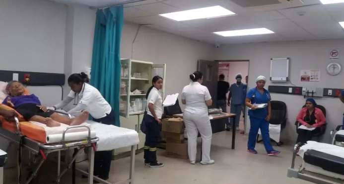 Emergencia del Hospital Darío Contreras luce abarrotada tras festividades de fin de año