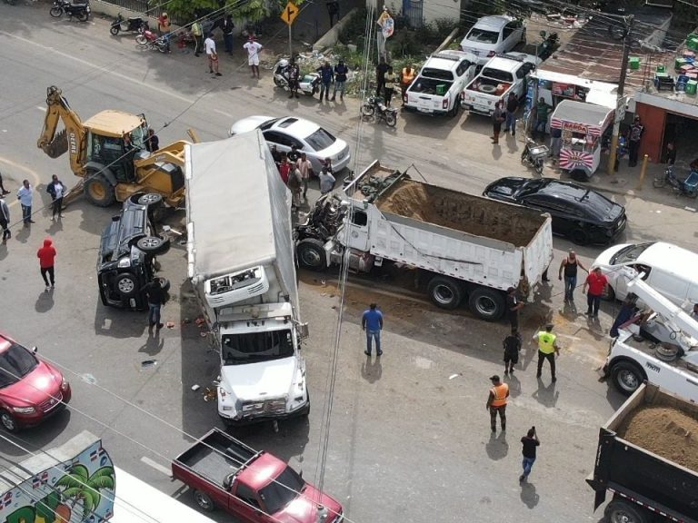 Diez personas resultan heridas en accidente de tránsito en Santiago