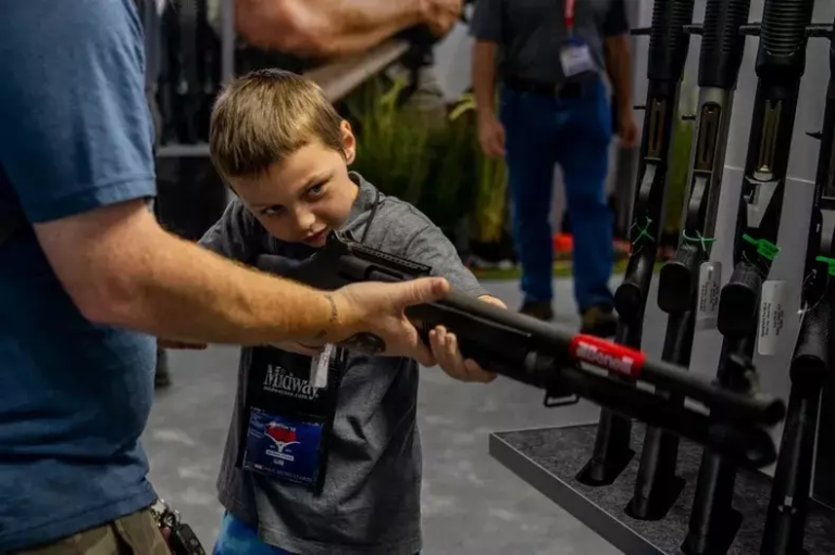 Legislación de Florida busca reducir la edad para comprar rifles