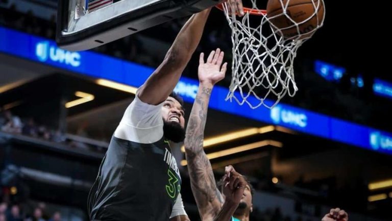 Timberwolves caen ante los Hornets a pesar del récord de Karl-Anthony Towns