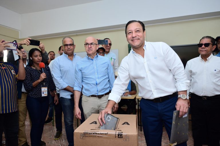 Abel votó en Santiago: llama a dominicanos a seguir acudiendo a las urnas para elegir autoridades