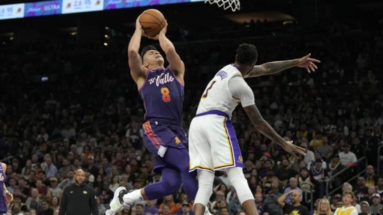Con esfuerzo repartido, los Suns superan 123-113 a Lakers
