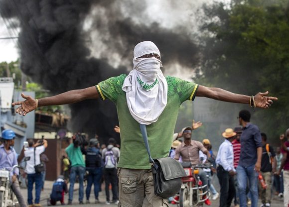 Pandilleros incendian en Haití tres camiones y asesinan ocupantes