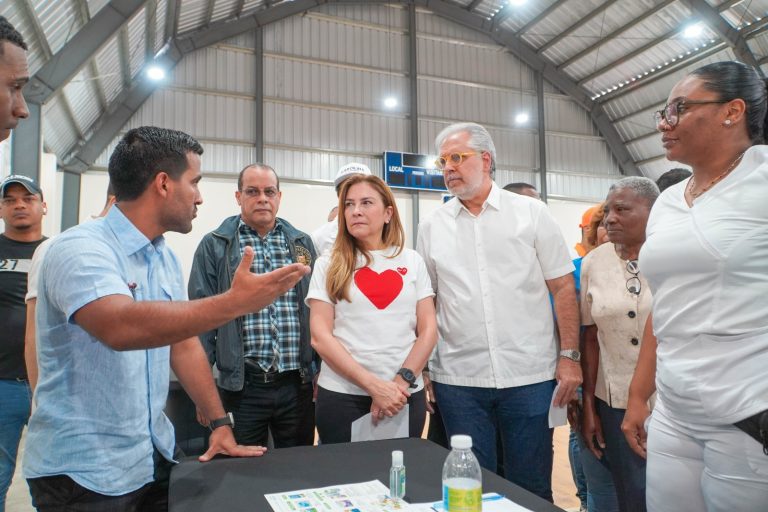 Doctor Luis Cruz realiza operativo médico junto a la alcaldesa Carolina Mejía en Guachupita