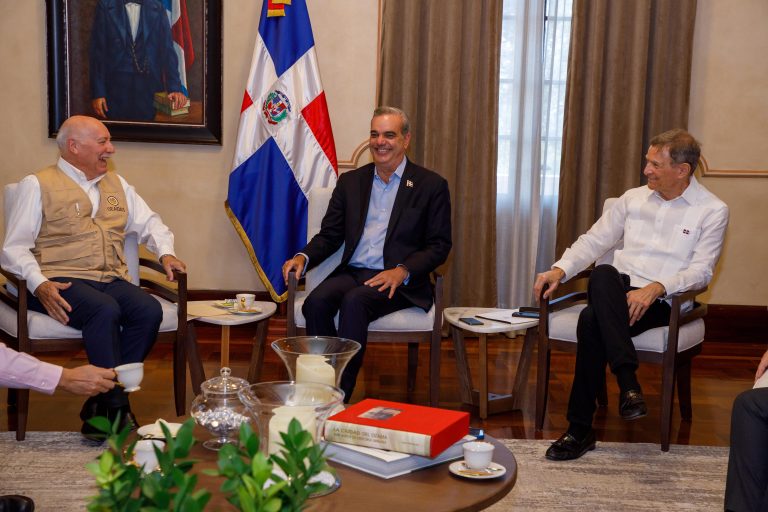 Presidente Luis Abinader recibe al jefe de la Misión de la OEA y otros observadores electorales
