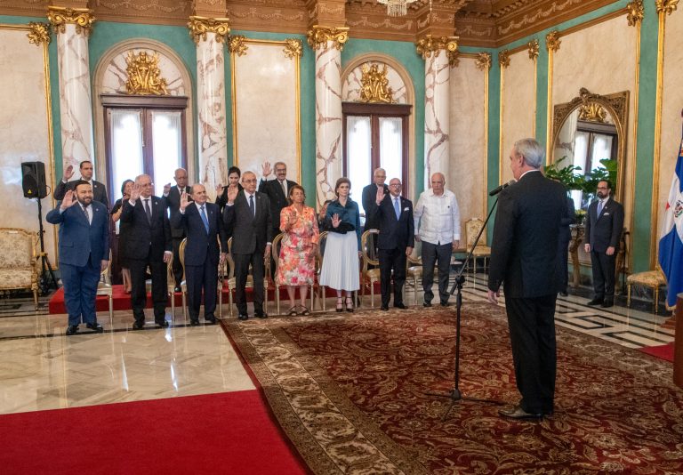 Presidente Abinader juramenta nuevos miembros de los consejos de la Orden del Mérito Duarte, Sánchez y Mella, y Orden Heráldica de Cristóbal Colón