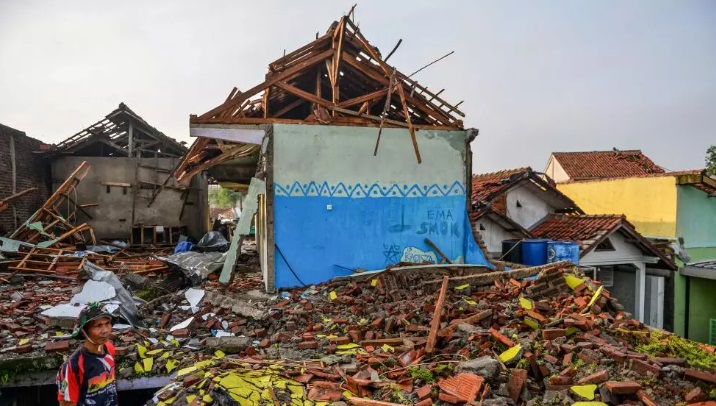 Al menos 33 heridos y más de 500 edificios dañados por potente tornado en Indonesia
